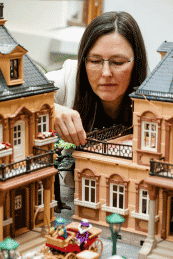 nathalie devant son diorama playmobil